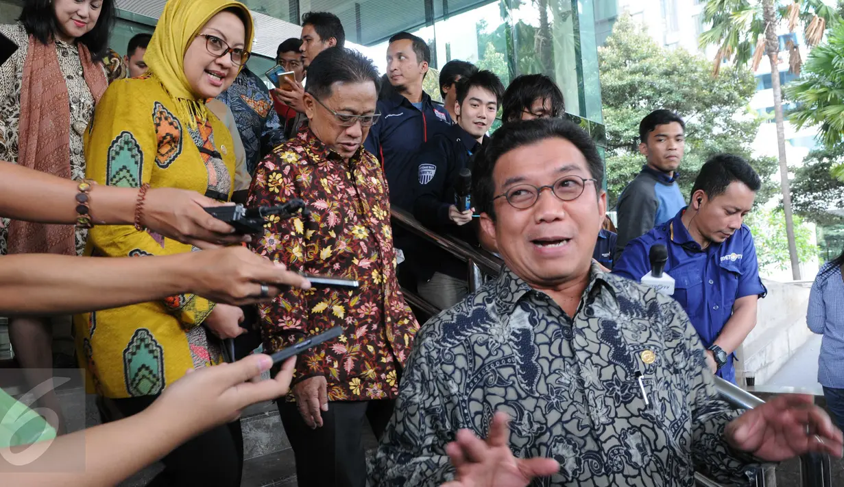 Ketua Dewan Komisioner OJK, Muliaman D Hadad (kanan) usai melakukan pertemuan di Gedung KPK, Jakarta, (19/02). Penandatanganan nota kesepahaman antara OJK dengan KPK akan dilakukan pada 1 Maret 2016 mendatang di Gedung OJK. (Liputan6.com/Helmi Afandi)