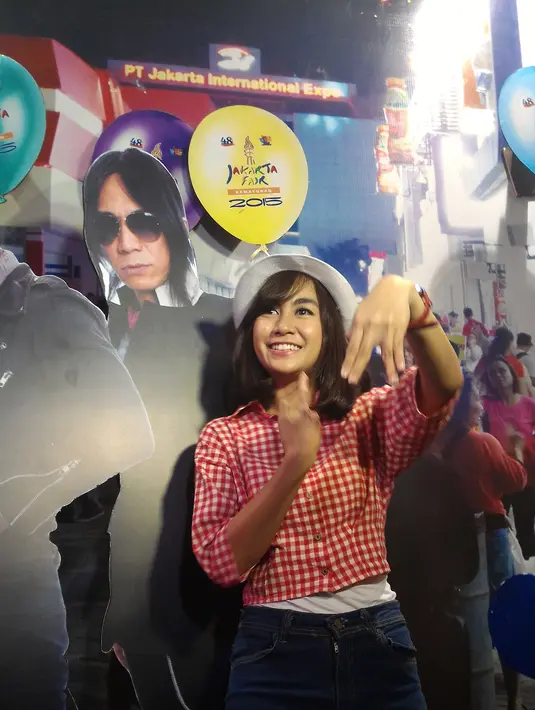 Selain menjajal aneka kuliner, Anisa Rahma juga berburu suvenir JIExpo.. (Nizar Zulmi/Bintang.com)