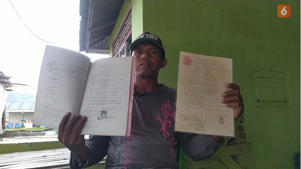 Yusuf Hasan, warga Desa Tabumela saat memperlihatkan bukti kepemilikan tanah mereka (Arfandi/Liputan6.com)