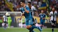 Striker Juventus, Cristiano Ronaldo, berusaha melewati bek Parma, Bruno Alves, pada laga Serie A di Stadion Ennio Tardini, Parma, Sabtu (24/8). Parma kalah 0-1 dari Juventus. (AFP/Marco Bertorello)