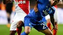 Bek Juventus, Dani Alves (depan) berusaha membawa bola dari kawalan gelandang AS Monaco, Thomas Lemar di leg pertama semifinal Liga Champions di stadion Louis II, Monaco (4/5). Juventus menang atas Monaco dengan skor 2-0. (AFP Photo/Franck Fife)
