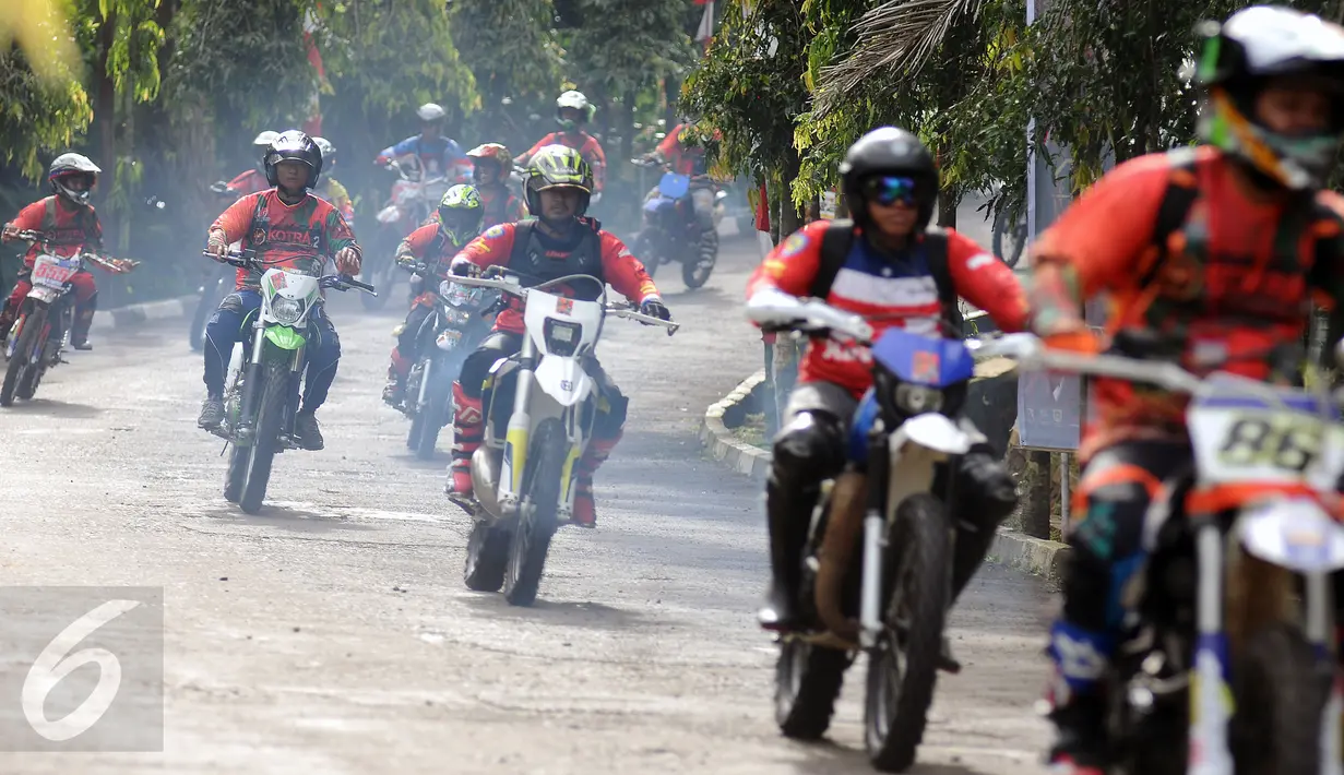 Peserta Komando Trail Adventure (Kotra) 2 meninggalkan garis start di Yon 14 Grup 1 Kopassus, Bogor, Jawa Barat, Sabtu (8/4). Acara ini bagian perayaan HUT Kopassus ke-65 dan diikuti ribuan kroser. (Liputan6.com/Helmi Fithriansyah) 