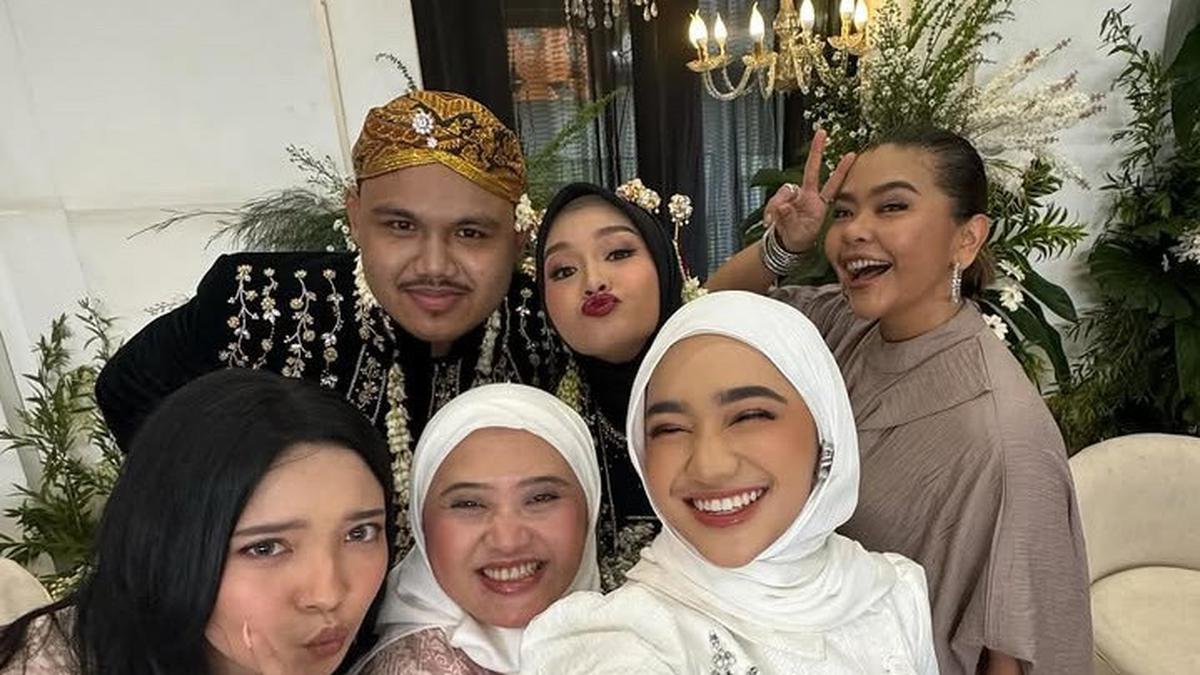 6 Potret Nabila Taqiyyah Curi Perhatian di Pernikahan Salma Salsabil, Padukan Kebaya Janggan dengan Aksesori Silver