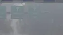 Seorang pekerja melintasi jembatan di tengah kabut pagi dan kabut asap beracun di New Delhi, India,  17 November 2021. Indeks Kualitas Udara di New Delhi mencapai 499 dari 500, meningkatkan risiko orang sehat dapat juga mengalami penyakit pernapasan. (AP Photo/Manish Swarup)