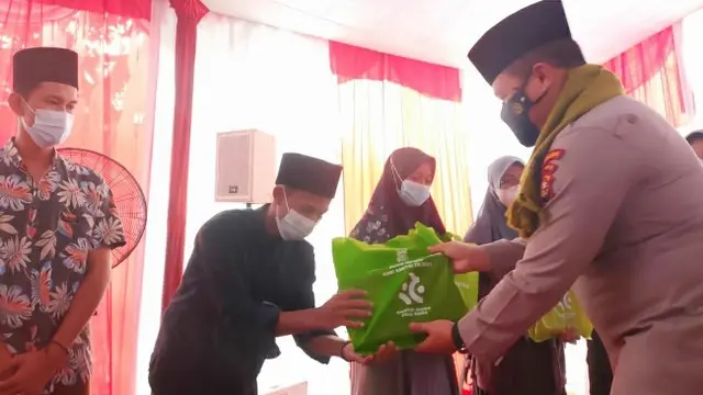 Kapolda Riau Irjen Agung Setya memberikan bantuan kepada santri usai vaksinasi massal dalam peringatan Hari Santri Nasional.