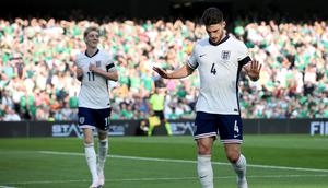 Gelandang Timnas Inggris, Declan Rice, enggan merayakan gol yang dicetaknya ke gawang Republik Irlandia dalam laga Grup 2 Liga B UEFA Nations League 2024/2025 di Aviva Stadium, Dublin, Minggu (8/9/2024) dini hari WIB. (PAUL FAITH / AFP)