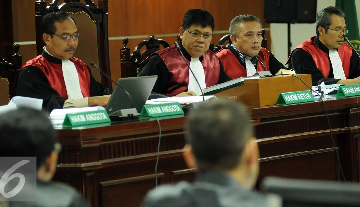 Majelis Hakim mendengarkan sanggahan Jaksa Penuntut Umum dalam sidang lanjutan kasus suap tiga hakim dan panitera PTUN dengan terdakwa OC Kaligis di Pengadilan Tipikor Jakarta, Kamis (1/10/2015). (Liputan6.com/Helmi Fithriansyah)