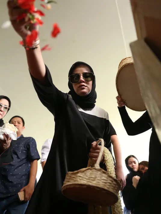 Pemakaman Ayah Olla Ramlan