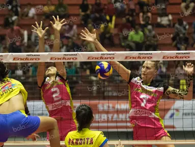 Pevoli Jakarta Pertamina Energi, Putri Andya dan Mari Stein (kanan) melakukan blocking saat melawan Jakarta PGN Popsivo pada final four seri kedua di GOR Amongrogo, Yogyakarta, Jumat (6/5/2016). (Bola.com/Vitalis Yogi Trisna)