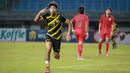 <p>Pemain Timnas Malaysia U-19, Muhammad Aliff, melakukan selebrasi usai mencetak gol ke gawang Timnas Laos U-19 pada laga final Piala AFF U-19 2022 di Stadion Patriot Chandrabhaga, Bekasi, Jumat (15/7/2022). (Bola.com/Bagaskara Lazuardi)</p>
