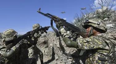 Tentara Kyrgyzstan saat latihan militer bersama di tempat latihan Edelweiss, Kyrgyzstan, Kamis (9/9/2021). Latihan militer bersama ini diikuti negara-negara Organisasi Perjanjian Keamanan Kolektif atau Collective Security Treaty Organization (CSTO). (AP Photo/Vladimir Voronin)