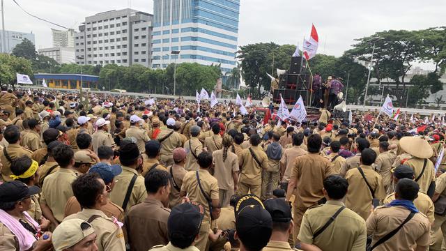 Perangkat Desa Demo di depan DPR