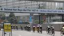 Para pebalap melintasi jembatan penyebrangan dengan jarak 1km sebelum garis finish pada ajang Tour de Jakarta di Jakarta, Sabtu (30/7/2016). (Bola.com/Nicklas Hanoatubun)