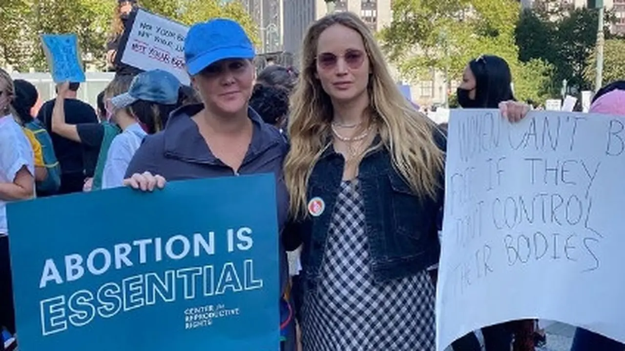 Jennifer Lawrence Ikut Demo Hak Aborsi Saat Hamil Anak Pertama