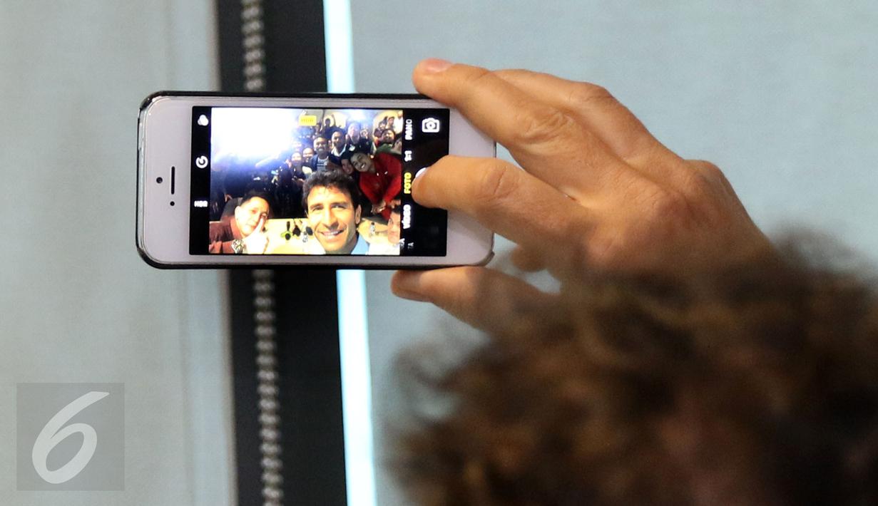 Pelatih asal Spanyol, Luis Milla Aspas berswafoto usai memberi keterangan di kantor PSSI, Jakarta, Jumat (20/1). Luis Milla Aspas resmi menukangi Timnas Indonesia dengan durasi kontrak dua tahun. (Liputan6.com/Helmi Fithriansyah)