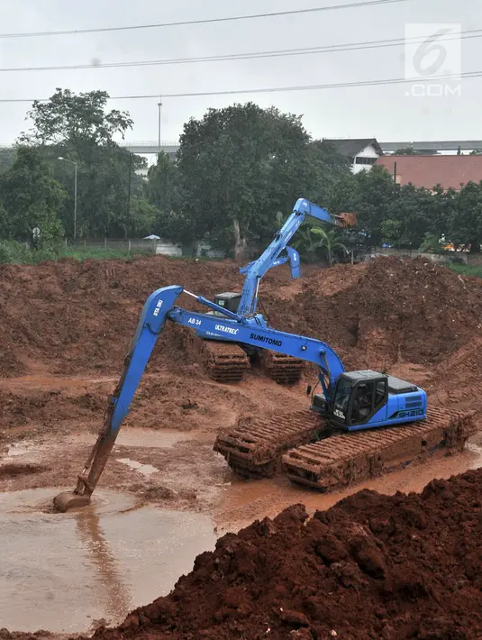 Suasana saat pekerja menggunakan alat berat menyelesaikan pembuatan Waduk Kampung Rambutan, Jakarta, Kamis (26/4). Proyek peninggalan Jokowi sewaktu menjabat sebagai gubernur DKI Jakarta itu ditargetkan rampung pada 2021. (Merdeka.com/Iqbal Nugroho)