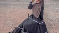 Sebagai seorang YouTuber dan selebriti, wanita kelahiran Batam ini tampak memperhatikan penampilannya. Kali ini ia mengenakan gamis berwarna hitam dipadukan hijab berwarna abu-abu. Kacamata yang ia pakai pun membuat penampilannya makin menawan.(Liputan6.com/IG/@riaricis1795)