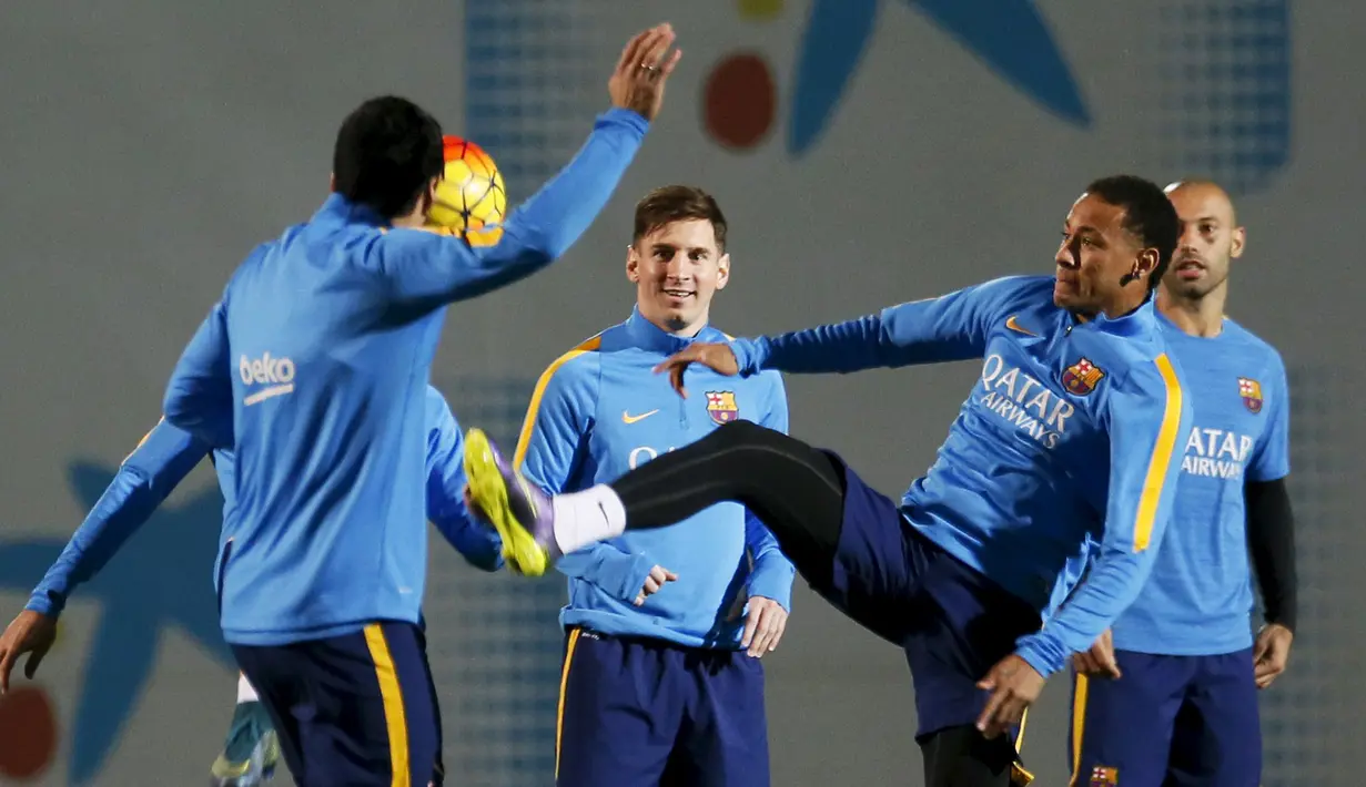 Penyerang Barcelona Lionel Messi (tengah) saat berlatih bersama rekan - rekannya di tempat latihan Joan Gamper, Barcelona, Spanyol, Jumat, (20/11). Sesi latihan kali ini dalam jelang laga El Clasico minggu dini hari nanti. (REUTERS/Albert Gea)