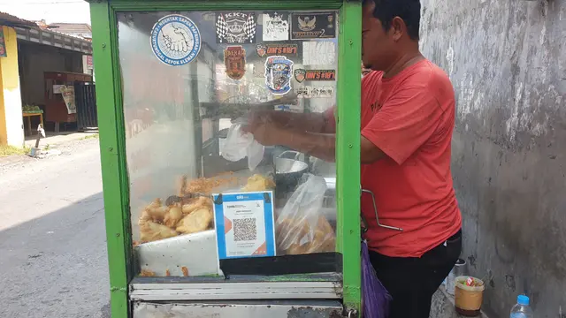 Merantau dari Kuningan, Asep Tekuni Usaha Gorengan dengan Omzet Rp500 Ribu Sehari
