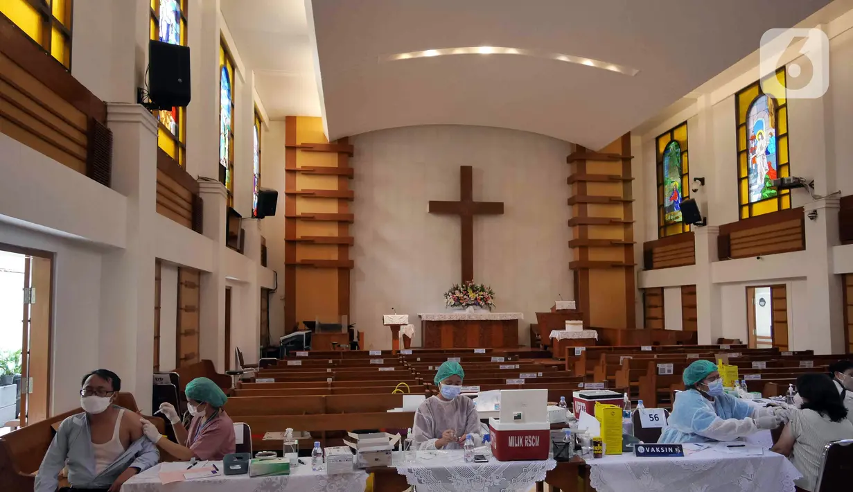Suasana vaksinasi COVID-19 penguat (booster) atau dosis ketiga di Gereja Huria Kristen Batak Protestan Menteng Anno 1955, Jakarta Pusat, Selasa (25/1/2022). Vaksinasi digelar setiap Senin-Jumat sampai tanggal 5 Februari 2022. (Liputan6.com/Herman Zakharia)