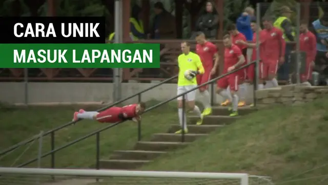 Berita video momen unik pemain Hongaria, Barna Busai, melakukan aksi meluncur di tangga sebelum masuk lapangan untuk bertanding di liga.