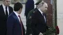 Presiden Rusia, Vladimir Putin membawa bunga untuk jenazah Dubes Rusia untuk Turki, Andrey Karlov saat menghadiri upacara kematian di Moskow, Rusia, Kamis (22/12). (REUTERS /Sputnik / Kremlin / Alexei Nikolskyi)