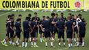 Pelatih Brasil, Tite, memberikan arahan kepada anak asuhnya saat memimpin sesi latihan jelang laga kualifikasi piala dunia 2018 di Barranquilla, Kolombia, Senin (4/9/2017). Brasil akan berhadapan dengan Kolombia. (AP/Fernando Vergara)