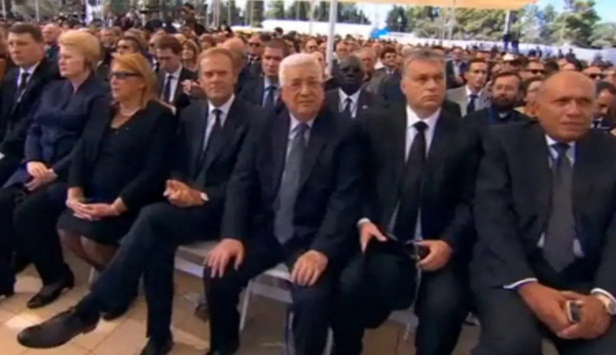 Presiden Palestina Mahmoud Abbas (ketiga kanan) menghadiri upacara pemakaman mantan Presiden Israel, Shimon Peres di Yerusalem, Jumat (30/9). Peres meninggal dunia pada usia 93 tahun, Rabu (28/9) pukul 03.00 waktu setempat. (REUTERS/ Ammar Awad)