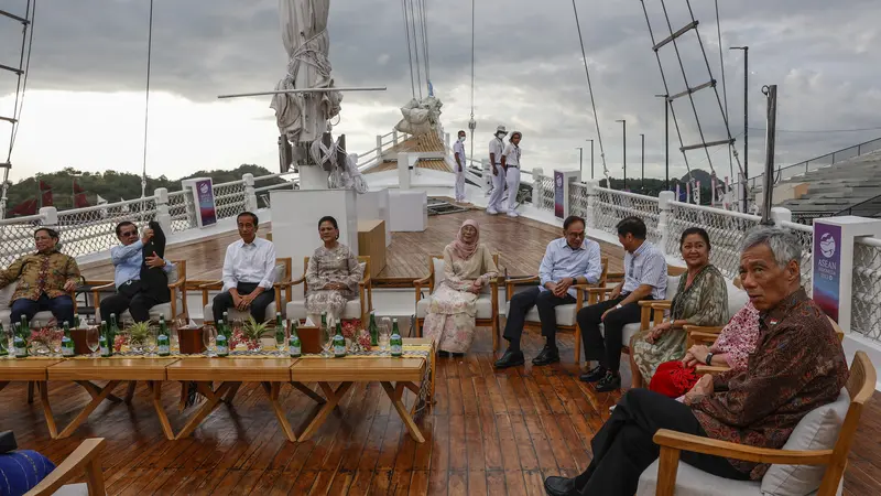 Momen Jokowi Ajak Pemimpin ASEAN Naik Kapal Pinisi Menikmati Keindahan Labuan Bajo