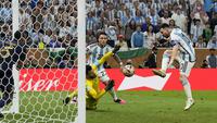Pemain Timnas Argentina, Lionel Messi mencetak gol ketiga Argentina ke gawang Timnas Prancis dalam laga final Piala Dunia 2022 di Lusail Stadium, Lusail, Qatar, Minggu (18/12/2022) malam WIB. (AP Photo/Martin Meissner)
&nbsp;
&nbsp;
&nbsp;