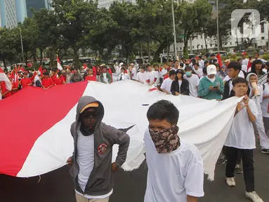 Massa yang tergabung dalam Masyarakat Penegak Demokrasi (MPD) menggelar aksi damai "Menyambut Pelantikan Presiden dan Wapres RI Terpilih" di Kawasan Patung Kuda, Jakarta, Kamis (10/10). Mereka mengimbau masyarakat menjaga situasi aman dan damai jangan terprovokasi. (Liputan6.com/Herman Zakharia)