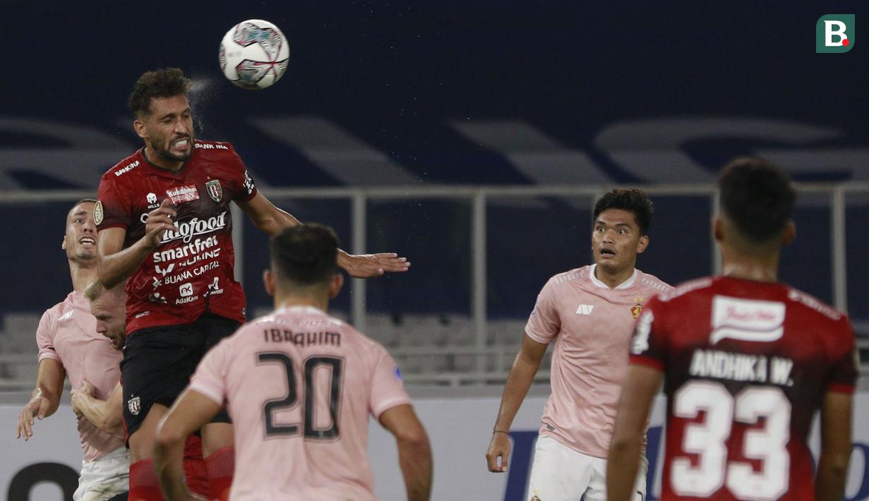 Pemain Bali United Willian Pacheco berhasil menghalau bola di udara dalam pertandingan pembukaan BRI Liga 1 2021/2022 antara Bali United melawan Persik Kediri di Stadion Utama Gelora Bung Karno, Jumat (27/8/2021). (Foto: Bola.com/Ikhwan Yanuar)