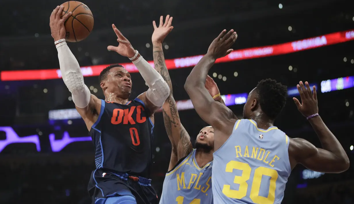 Aksi pemain Oklahoma City Thunder, Russell Westbrook (kiri) berusaha memasukan bola saat dikepung pemain Los Angeles Lakers pada laga NBA basketball game di Staples Center, Los Angeles, (3/1/2018). Lakers kalah 96-133. (AP/Jae C. Hong)