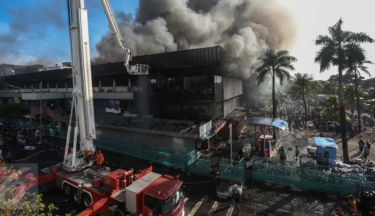 Petugas pemadam berusaha menjinakkan api yang melahap pusat perbelanjaan Pasar Senen, Jakarta Pusat, Kamis (19/1). Kebakaran yang terjadi di Blok III Pasar Senen itu berasal dari api yang timbul dari lantai satu dini hari tadi (Liputan6.com/Faizal Fanani)