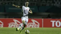 Striker PS Tira, Aleksandar Rakic, berusaha mengontrol bola saat melawan PSMS Medan pada laga Liga 1 di Stadion Pakansari, Jawa Barat, Rabu (5/12). PSMS kalah 2-4 dari PS Tira. (Bola.com/Yoppy Renato)