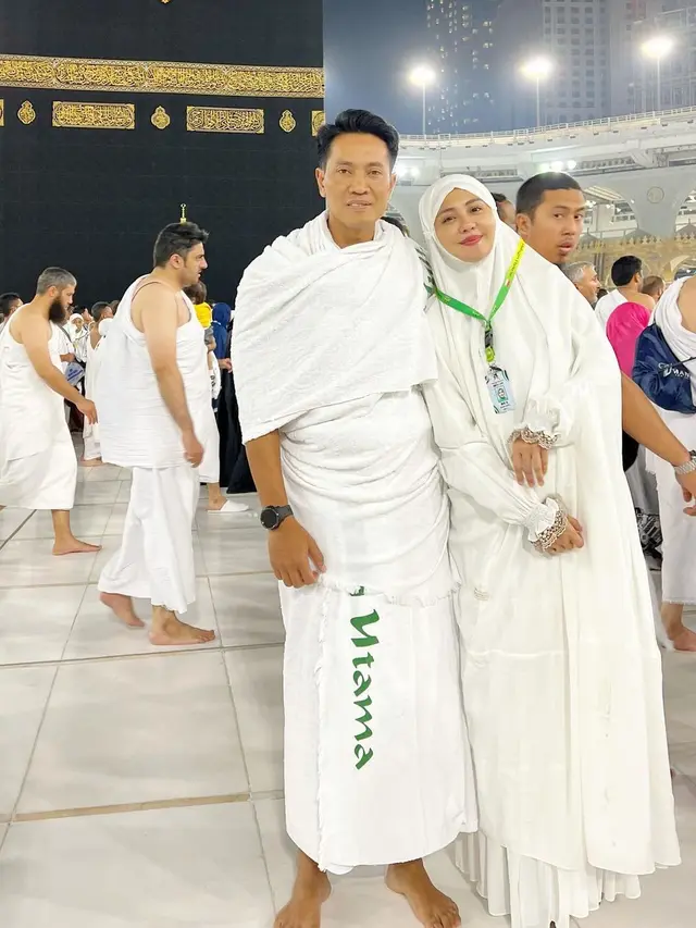 Artis Umroh Saat Hamil
