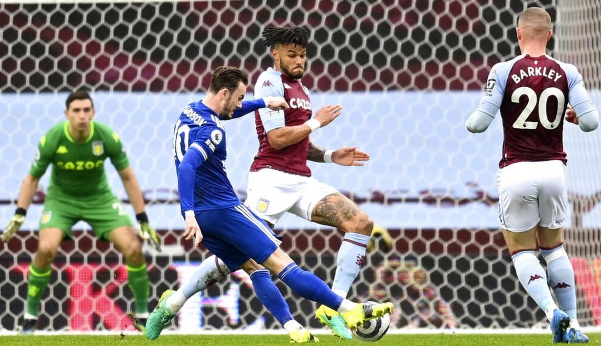 Pemain Leicester City, James Maddison, mencetak gol ke gawang Aston Villa pada laga Liga Inggris di Stadion Villa Park, Minggu (21/2/2021). Leicester City menang dengan skor 1-2. (AP Photo/Michael Regan, Pool)