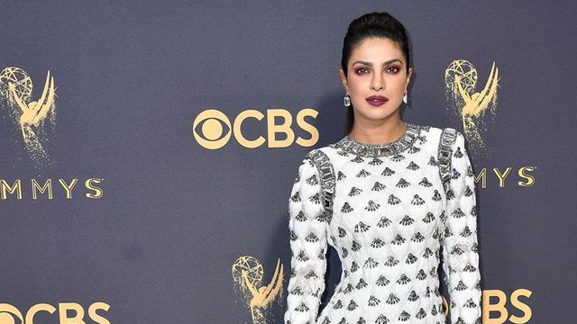 Tampil Di Emmy Awards 2017 Priyanka Chopra Kembali Jadi Sorotan Showbiz Liputan6 Com