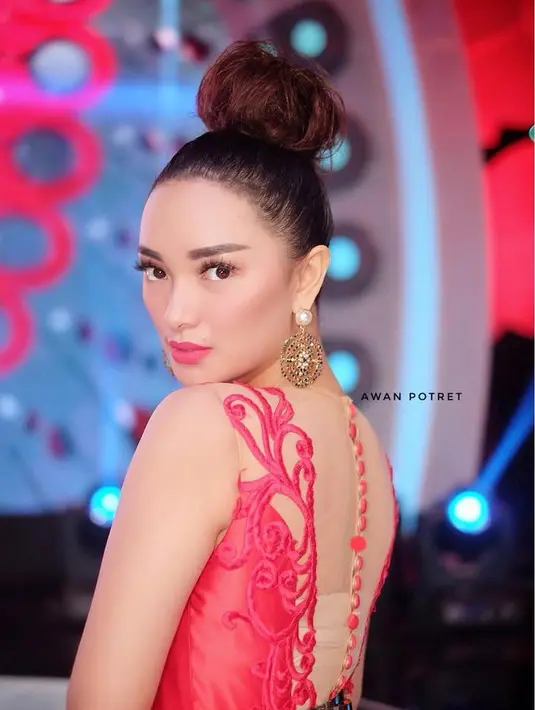 Untuk yang satu ini, wajah Zaskia Gotik tampak lebih tirus. Pasalnya, ia membuat semua bagian rambutnya bergaya bun hair.  (Instagram/zaskia_gotix)