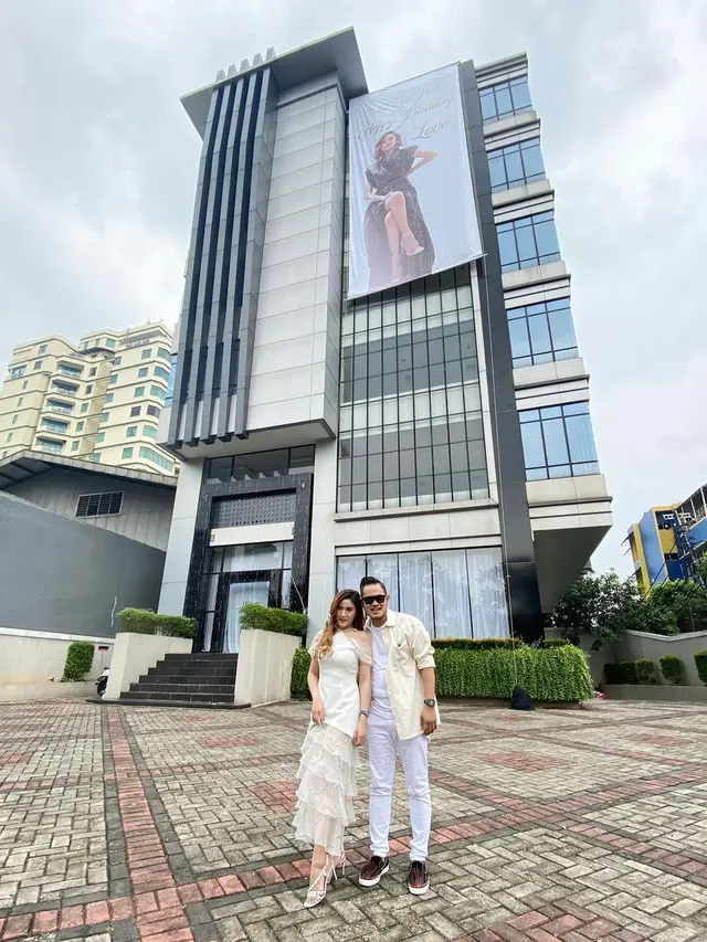7 Potret Crazy Rich Malang Gilang Widya Pramana dan Istri, Selalu Harmonis
