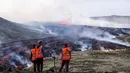 Rekaman yang beredar di media lokal menunjukkan kepulan asap yang sangat besar naik dari tanah serta aliran lava yang cukup besar.  (AFP/Kristinn Magnusson/Iceland Out)