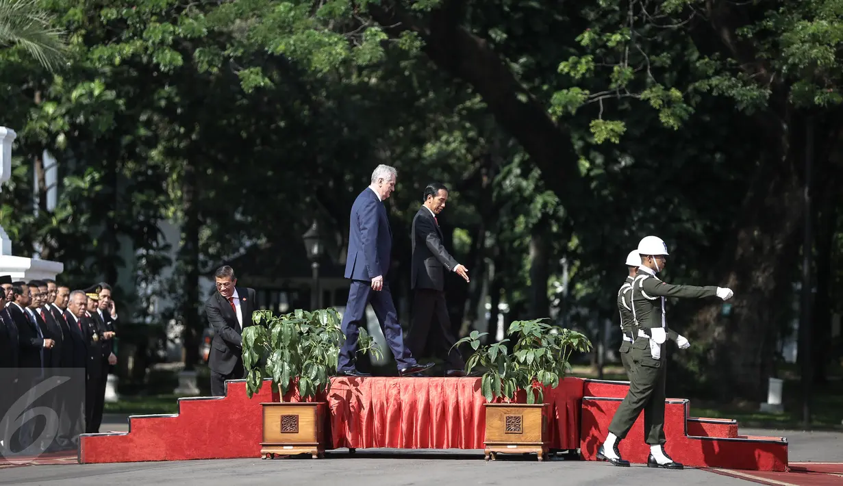 Presiden Jokowi (kanan) dan Presiden Republik Serbia, Tomislav Nikolic mengikuti upacara kenegaraan di Istana Merdeka, Jakarta, Rabu (27/4). Pertemuan keduanya untuk meningkatkan komitmen kerjasama antara Indonesia dan Serbia  (Liputan6.com/Faizal Fanani)