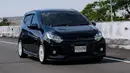 Modifikasi Daihatsu Ayla ini memberikan aura sangar dan mewah berkat warna full black yang diaplikasikannya. Seluruh emblem dan ornamen lain dicat hitam agar sesuai dengan body. Sebagai kontras, pelek putih menjadi pemanis diantara nuansa gelapnya. (Source: Instagram/@jhonsam91)