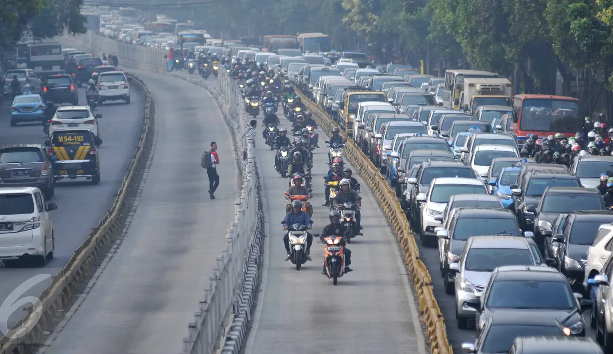 Puluhan pengendara motor melanggar masuk ke jalur bus transjakarta di kawasan Mampang Prapatan, Jakarta, Kamis (29/10). Lemahnya penegakan hukum menyebabkan banyaknya kendaraan pribadi yang menyerobot jalur bus Transjakarta. (Liputan6.com/Gempur M Surya)