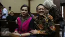 Mantan Ketua DPD Irman Gusman didampingi istrinya, Liestyana Rizal Gusman saat sidang perdana di Pengadilan Tipikor Jakarta, Selasa (8/11). Agenda sidang adalah pembacaan dakwaan oleh jaksa penuntut umum. (Liputan6.com/Johan Tallo)