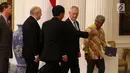 Presiden Jokowi mendampingi Menteri Pertahanan Amerika Serikat (AS) James Mattis saat melakukan pertemuan di Istana Merdeka, Jakarta, Selasa (23/1).  (Liputan6.com/Angga Yuniar)