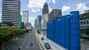 Sejumlah kendaraan melintas disamping proyek pembangunan MRT fase dua di Jalan MH Thamrin, Jakarta, Senin (22/3/2021). Dishub DKI Jakarta akan memberlakukan rekayasa lalu lintas di sekitaran pembangunan jalur MRT fase dua yang dimulai pada hari ini. (Liputan6.com/Faizal Fanani)