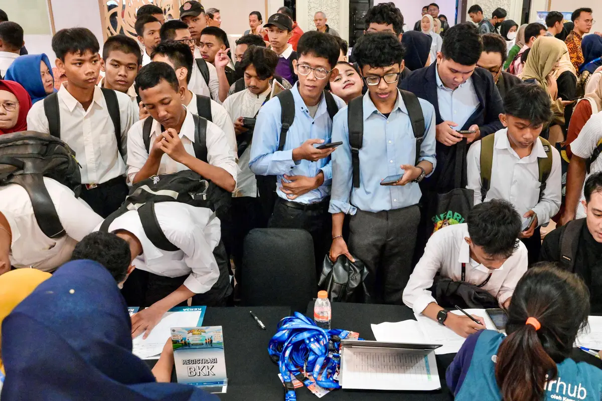 Ribuan Pencari Kerja Serbu Bursa Kerja di Kementerian Ketenagakerjaan