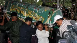 Pengusaha Bob Sadino meninggal dunia pada usia 81 tahun di Rumah Sakit Pondok Indah karena penyakit yang dideritanya, TPU Jeruk Purut, Jakarta, Selasa (20/1/2015). (Liputan6.com/Miftahul Hayat)