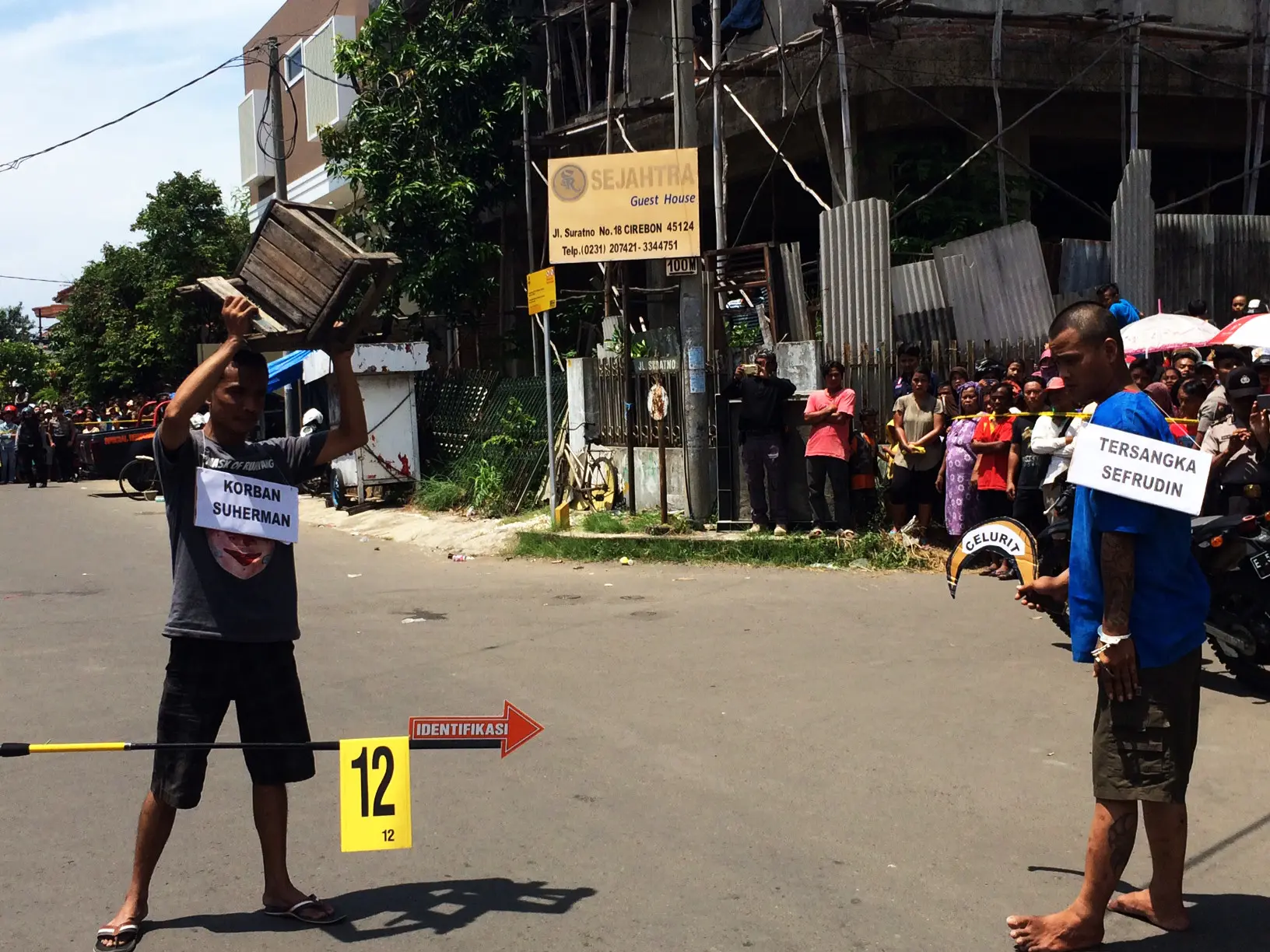 Penyidik Polresta Cirebon menggelar rekonstruksi kasus pembunuhan bos geng motor. (Liputan6.com/Panji Prayitno)